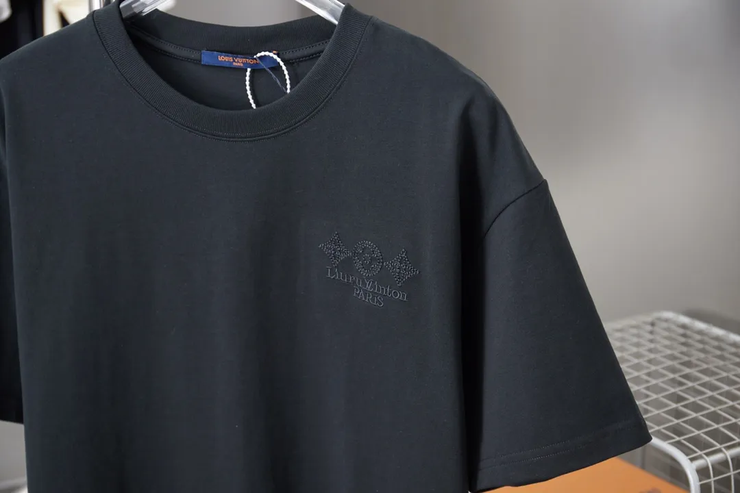 🅿️180 1V 25SS early spring new style embroidered LV letter short sleeves light luxury essential item for daily commuting for men and women Correct version Welcome to compare Detailed features · 320g 100% pure cotton double yarn jersey fabric · Special thickened 32 pieces of double-strand 1X1 thread in the same vat · Imported Tajima machine hollow show embroidered LV letter technology · Double needle stitching and cross-stitch technology · Original main mark, washable tag, brand moisture-proof paper packaging Color: black/white Size: S/M/L/XL
